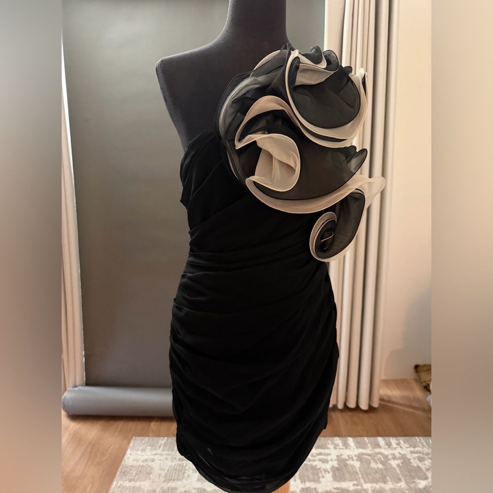 MARCHESA NOTTE EXAGGERATED ROSETTE ONE SHOULDER DRESS- Preowned, mint , sz 10 - Picture 3 of 15